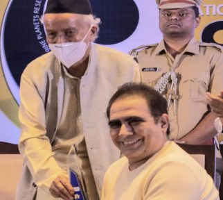 Dr. Arvinder Singh receiving an award from the Governor of Maharashtra